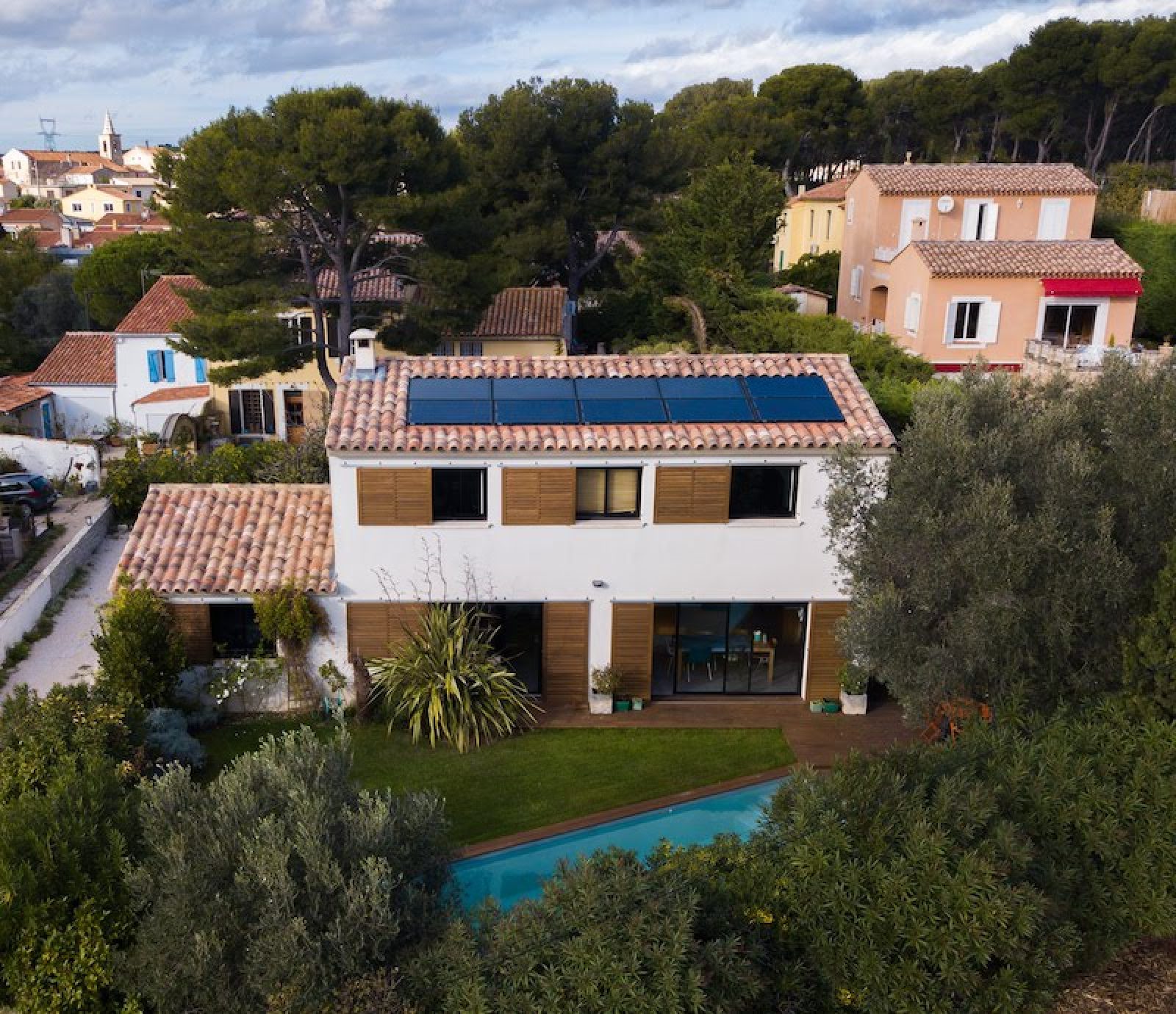martigues-2014-solaire-hybride-dualsun-piscine-autonome-tuiles